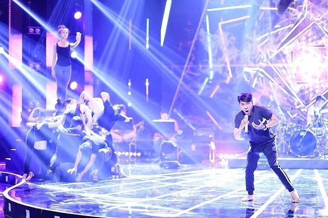 ￼ Với lợi thế về giọng hát, Nguyễn Đình Thanh Tâm lựa chọn hit Người đàn bà hóa đá. 