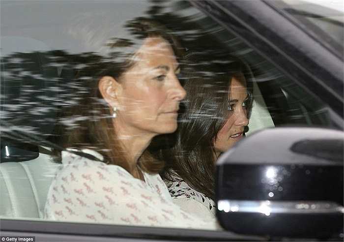 Mẹ ruột của Công nương Kate Middleton cũng nhanh chóng có mặt