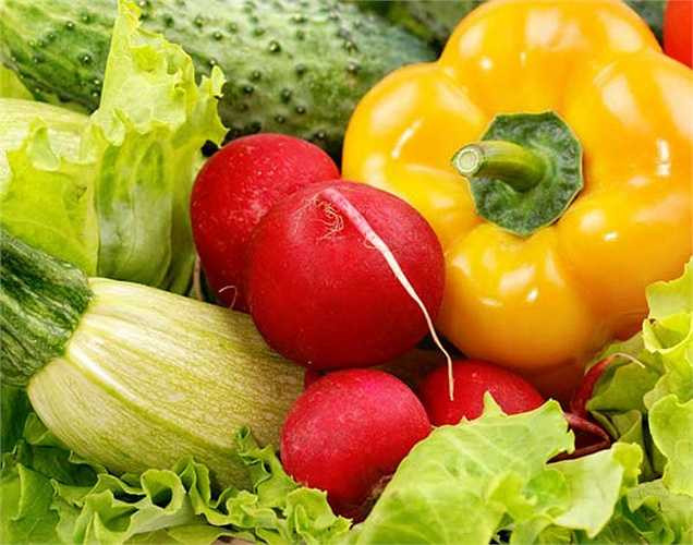 Rau quả chứa nhiều vitamin: Bạn nên thường xuyên ăn những loại rau quả tươi như cam, chanh, đu đủ, rau dền… do những loại thực phẩm này chưa rất nhiều vitamin, chúng sẽ giữ ẩm và giúp cho cổ họng luôn khỏe mạnh. 