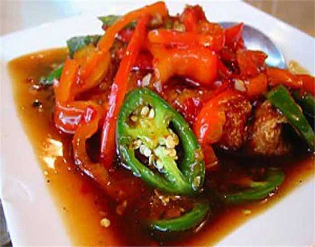 Tránh ăn nhiều đồ cay nóng, nhiều dầu và những thực phẩm có chứa cafein: Những đồ cay nóng và chứa nhiều dầu mỡ sẽ khiến cổ họng bạn dễ bị rát, nóng và viêm. Nếu bạn vừa ăn những thực phẩm này xong mà hát ngay thì cổ họng của bạn sẽ bị tổn thương rất nghiêm trọng, thậm chí còn bị mất tiếng. 