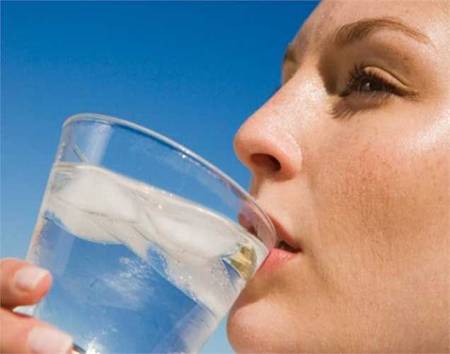 Muốn có giọng nói hay cần có sự bổ trợ của thực phẩm chúng ta ăn hàng ngày: Nên uống nước thường xuyên