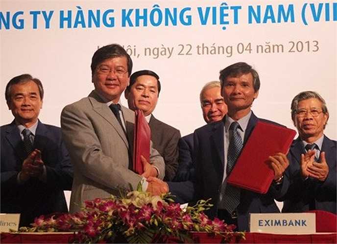 Hãng Hàng không Quốc gia Việt Nam (Vietnam Airlines) vừa ký hợp đồng vay khoản tín dụng trị giá 100 triệu USD với Ngân hàng Xuất nhập khẩu Việt Nam (Eximbank)để mua máy bay Boeing 787. Đây là hợp đồng thứ 2 được Eximbank ký với Vietnam Airlines nhằm hỗ trợ hãng hàng không này phát triển đội bay mới. Ảnh: VnExpress