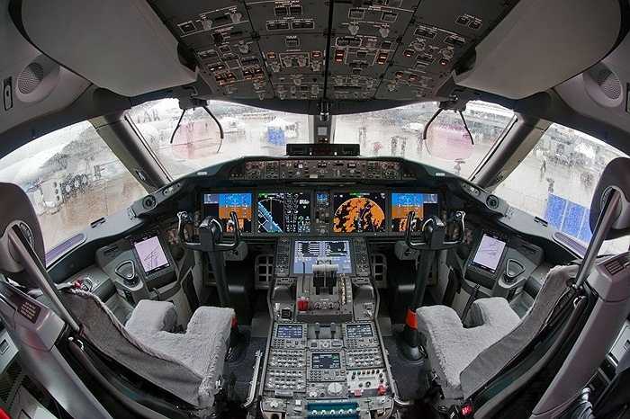 Quang cảnh bên trong buồng lái của Boeing 787. Mẫu máy bay này từng được quảng cáo là 'lâu đài bay' hay 'giấc mơ bay' với khả năng vận hành mạnh mẽ, tiết kiệm nhiên liệu và chất liệu composite nhẹ 