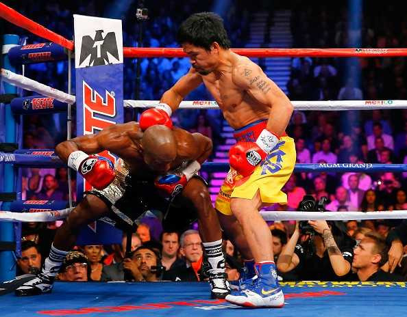 'Độc cô cầu bại' Mayweather thắng nghẹt thở trận so găng 300 triệu USD