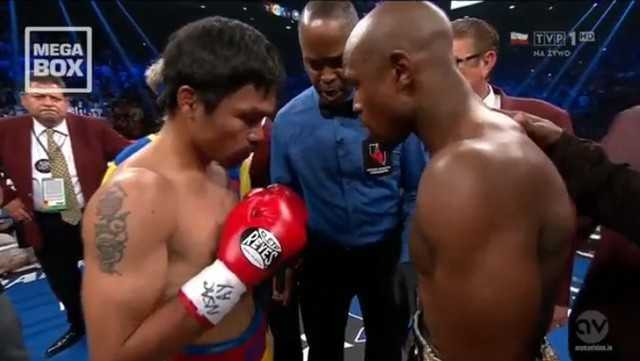 'Độc cô cầu bại' Mayweather thắng nghẹt thở trận so găng 300 triệu USD