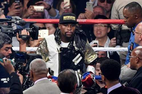 'Độc cô cầu bại' Mayweather thắng nghẹt thở trận so găng 300 triệu USD