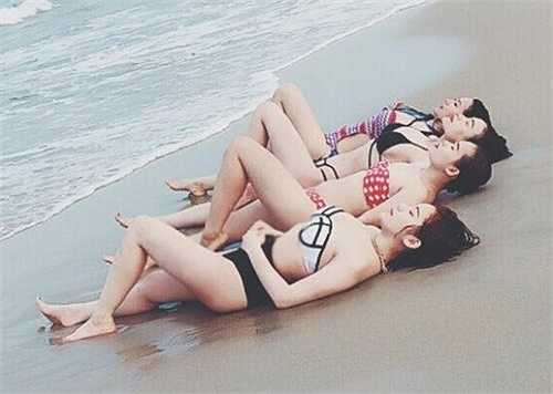 Đi cùng Trà My còn có người mẫu Trà Ngọc Hằng, ca sĩ Thanh Thảo, dancer Huỳnh Mến... Các người đẹp khoe đường cong trên bãi biển Đà Nẵng.