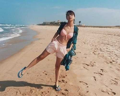 Hot girl Hà thành - Quỳnh Anh Shyn - đang có kỳ nghỉ dưỡng dài ngày bên gia đình. Cô tham quan nhiều nơi ở khu vực miền Trung như Huế, Quảng Bình, Hội An, Đà Nẵng..