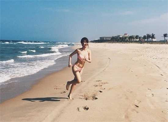 Quỳnh Anh diện bikini khoe thân hình săn chắc và vòng eo con kiến trên bãi biển.