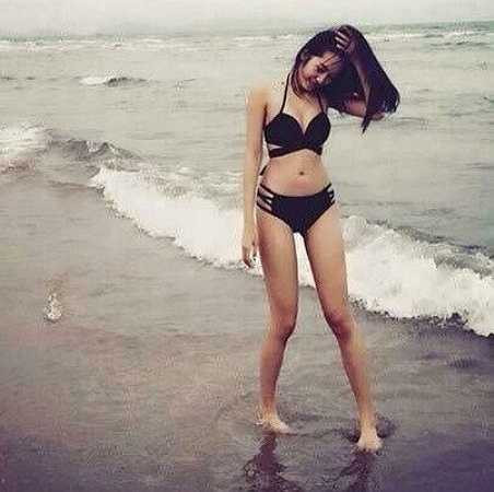 Mai Thỏ (Bùi Như Mai, 24 tuổi) nhanh chóng lấy lại vóc dáng cân đối sau khi sinh em bé. Bà mẹ một con khoe thân hình nóng bỏng với bikini trên biển. 