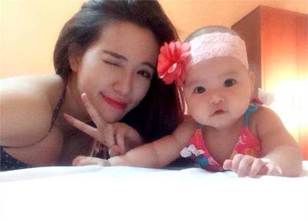 Hot girl cho hay, đây là lần đầu tiên cô đi biển cùng con gái Thảo Nhi (5 tháng tuổi). 