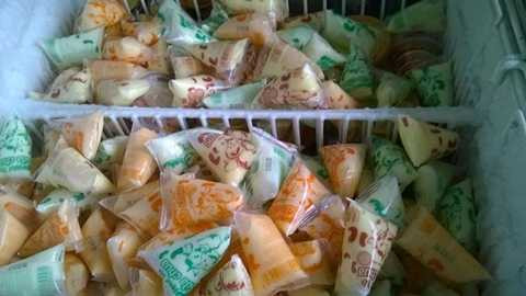 Kem túi 3.000 đồng, quà vặt quá khứ trở lại hút khách Hà Nội