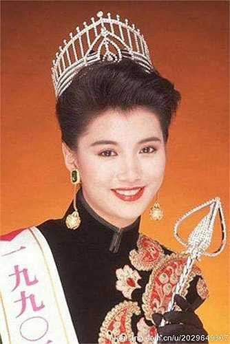 ￼ Dù chỉ mới 18 tuổi song Viên Vịnh Nghi sở hữu gương mặt đẹp, ánh mắt rạng rỡ và một nụ cười ngọt ngào. Năm 1990, Vịnh Nghi ghi danh vào cuộc thi Hoa hậu Hong Kong và giành vương miện danh giá nhất. 