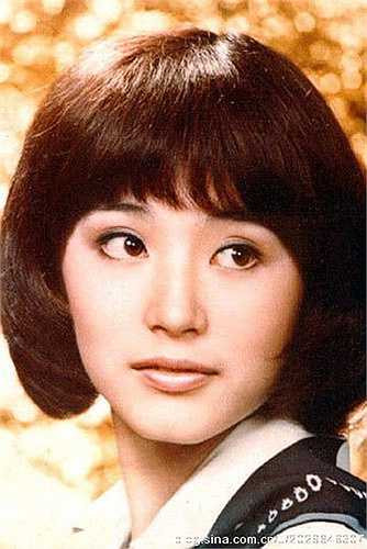 Vừa mới chân ướt chân ráo bước vào Đại học, Lâm Thanh Hà đã được mời tham gia vào bộ phim Song ngoại nhờ vẻ đẹp tự nhiên cùng đôi mắt to tròn, rất có hồn. Sau khi phim thành công, tên tuổi của Lâm Thanh Hà 'lên như diều gặp gió' cùng hàng loạt dự án phim ảnh khác.