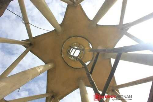 Lối đi lên có nơi chỉ chui lọt một người với chiếc thang tre dựng đứng, đã ải mục, chống chèo rất mong manh. Lên đỉnh tháp cũng bằng thang tre.