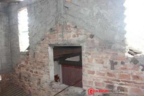 Phần tường được xây chắp nối từ ngôi nhà cũ. 