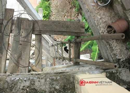 ... khiến ván cốp-pha và những chiếc thang tre theo thời gian cũng ải mục. 