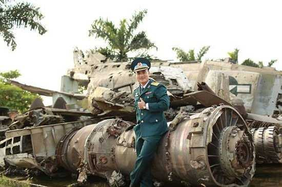 Chồng là lính Phòng không – Không quân, vợ làm hàng không nên đôi vợ chồng Đức Phong – Thanh Hoa đã có bộ ảnh cưới ấn tượng bên những chiếc máy bay. Bộ ảnh cưới ngay lập tức đã gây được sự chú ý với người xem vì sự khác biệt của nó.