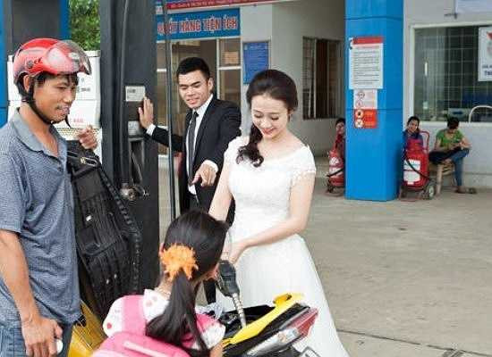 Bộ ảnh được thực hiện trong vòng 1 ngày liền với những địa điểm là nơi làm việc hằng ngày của chú rể Đức Hướng. 