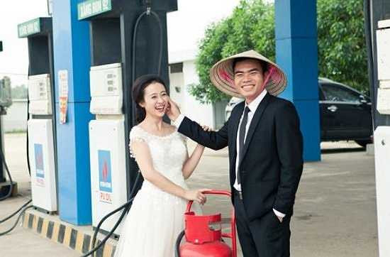 Không chỉ vậy, cả 2 còn đi tới những nơi gắn bó với kỷ niệm tình yêu của mình như quán cafe lần đầu hẹn hò, tổng kho xăng dầu và cửa hàng xăng dầu ở Kỳ Văn, Kỳ Anh, Hà Tĩnh.