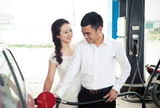 Phương Thúy chia sẻ: 'Chúng mình thích phong cách chụp ảnh tự nhiên, gần gũi với cuộc sống hằng ngày. Toàn bộ ý tưởng là do chú rể và mình cùng đưa ra và lên kế hoạch thực hiện. Chồng mình làm quản lý ở cửa hàng xăng dầu, nên anh ấy muốn ghi lại những khoảnh khắc thú vị, đời thường ở nơi đây'.