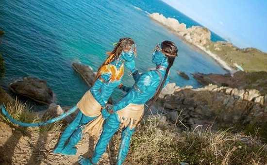 Mượn ý tưởng tạo hình nhân vật từ siêu phẩm lừng danh Avatar, cả 2 đã khiến bạn bè trầm trồ khen ngợi về độ ấn tượng và đặc sắc của bộ ảnh.