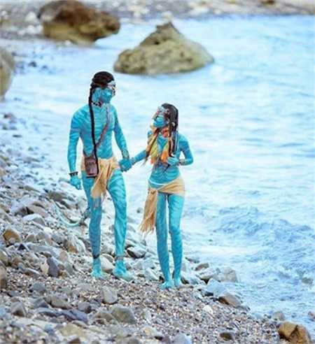 Bộ ảnh được tổ chức theo đúng trình tự của câu chuyện từ bắt đầu một chuyến đi săn, sau đó 'cặp đôi da xanh' dần xóa bỏ những phòng vệ, nghi ngờ về nhau để đồng hành trên mọi nẻo đường. 