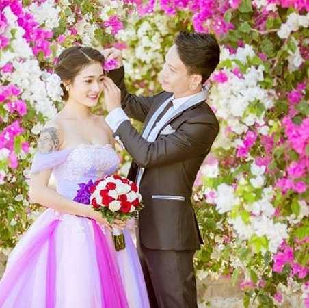 Chú rể Năm Hoàng nói: 'Mình là người có nhiều ý tưởng điên rồ, và cô ấy chưa bao giờ gạt bỏ hay chế giễu thậm chí còn ủng hộ và đồng hành cùng mình làm nó. Cẩm Nhung chính xác là một nửa còn lại của mình và mình nghĩ mình sẽ không phải hối hận vì yêu thương và cưới cô ấy'.