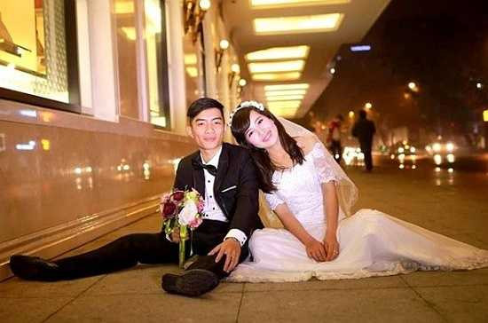 Sau đó, Tuấn Anh tình cờ bắt gặp Hà đi phát tờ rơi tại chợ gần nhà. Ấn tượng với cô gái xinh xắn, chăm chỉ kiếm tiền, Tuấn Anh quyết định nhờ bạn bè xin số điện thoại và làm quen.