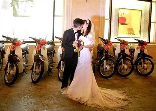 Cặp đôi luôn sát cánh bên nhau trong các buổi vui chơi, đi tình nguyện, phượt hay hẹn hò... cùng chiếc xe Dream. 