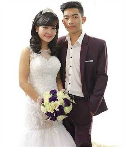 'Ý tưởng chụp ảnh cưới cùng Dream được 2 vợ chồng nghĩ đến từ rất lâu. Hôm đó, dù trời mưa nhưng các anh em trong CLB đều giúp đỡ rất nhiệt tình để chúng mình có bộ ảnh đặc biệt. Lễ cưới sẽ diễn ra vào ngày 12/4. Xe Dream là phương tiện đón dâu của mình' - Tuấn Anh chia sẻ. 