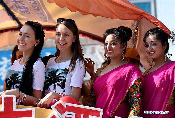 Hai cặp sinh đôi người Nga và người Ấn Độ thu hút sự chú ý của các khán giả tham dự lễ hội