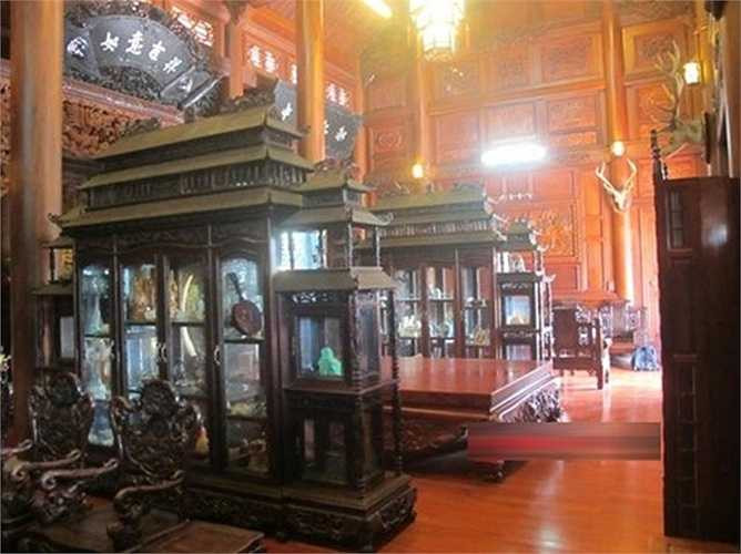 Biệt phủ độc nhất vô nhị ở Nghệ An này thuộc sở hữu của đại gia Lê Đình Cường (một doanh nhân kinh doanh gỗ từ Lào về Việt Nam), khởi công từ năm 2004. Điều đặc biệt ở biệt phủ này là được làm từ hàng nghìn mét khối gỗ. Công trình ngốn cả chục tỷ đồng của gia chủ. Ảnh: Gia đình Việt Nam.