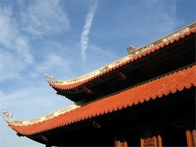 Dinh thự hoành tráng này mất đến 5-6 năm để hoàn thành, với nhiều nét kiến trúc độc đáo. Hình ảnh mái ngói khu nhà chính trang trí tỉ mỉ theo phong cách của Tử Cấm Thành.