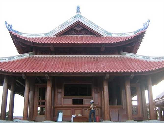 Toàn bộ hệ thống cột gỗ các khu nhà được mang từ Lào về Việt Nam để xây dựng.