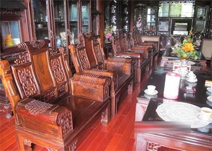 Toàn bộ hệ tủ được khảm trai, bàn ghế được làm từ gỗ quý. Ảnh: Gia đình Việt Nam.