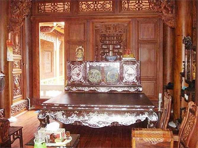 Nhiều người không khỏi choáng ngợp khi tận mục nội thất cầu kỳ mà đại gia Cường sử dụng trong các căn phòng. Ảnh: Phan Sáng.