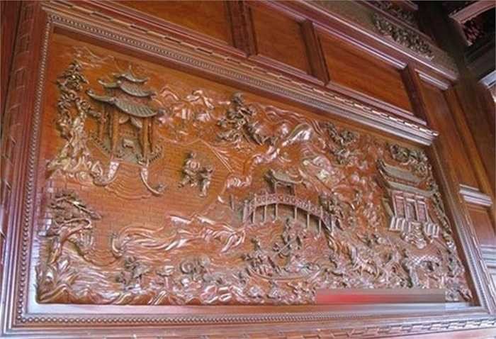 Những bức tranh trạm trổ nguyên khối từ gỗ mô phỏng nhiều khung cảnh trong tích truyện cổ. Trên trang yume.vn, một blogger từng đến tư dinh hoành tráng này tiết lộ gia chủ sử dụng nhiều loại gỗ quý như đinh hương, gỗ trắc để làm nhà, trong đó, gỗ đinh hương 20 triệu/m3. Ảnh: Gia đình Việt Nam.