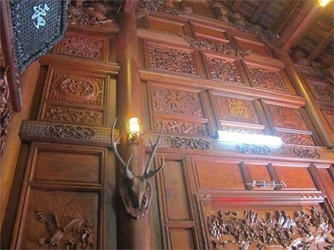 Mọi chi tiết trang trí trong nhà được rất nhiều thợ thủ công tay nghề cao trạm trổ công phu và tốn nhiều thời gian. Trong đó, có những chi tiết được mô phỏng theo biệt phủ của nhân vật Hòa thân (thời Đường, tại Trung Quốc).