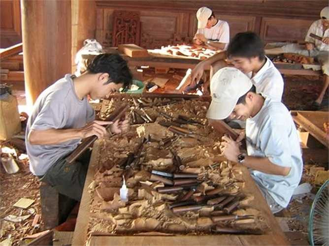 Những nghệ nhân từ nhiều vùng trên cả nước đang trặm khắc gỗ cho ngôi nhà trong suốt nhiều năm xây dựng biệt phủ. 