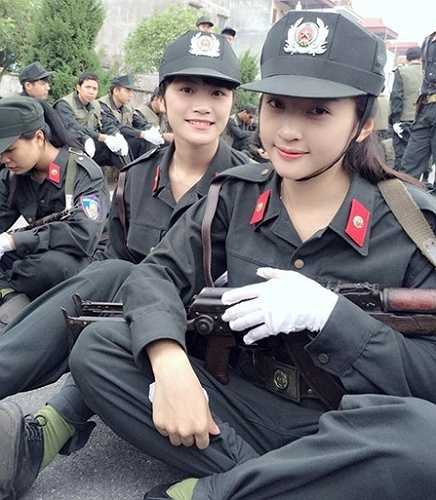 Trong trang phục cảnh sát cơ động, hình ảnh xinh xắn, dễ thương của Khánh Ly tạo nên cơn sốt mạng thời gian qua. 