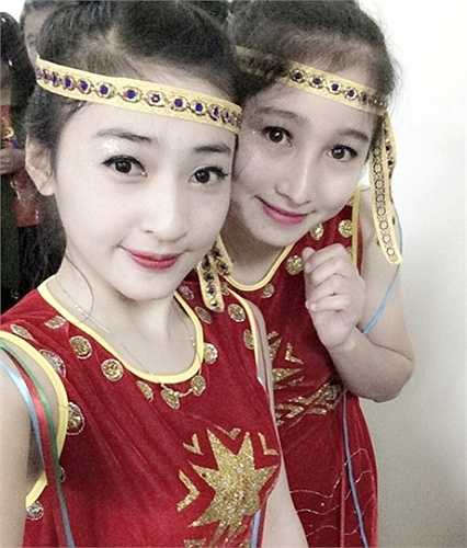 Ngoài giờ học cô bạn còn tích cực tham gia các hoạt động văn nghệ của trường. 