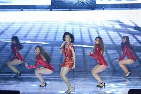 Hoàng Thuỳ Linh khoe vũ đạo sexy với 'Just you'. 