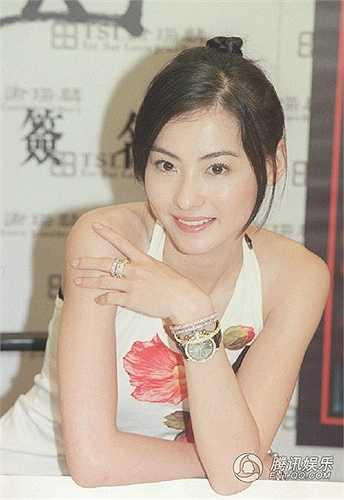 Mới đây trên trang blog của diễn viên, ca sỹ Trương Bá Chi xuất hiện loạt hình ảnh 14 năm trước của cô nhân sự kiện quảng bá cho bộ phim Thục Sơn truyền kỳ. Vẻ đẹp lai giữa dòng máu Trung - Anh của nữ diễn viên sinh năm 1980 được đạo diễn lừng danh Từ Khắc miêu tả 'nụ cười cảm hóa người khác, vô cùng ấm áp'.