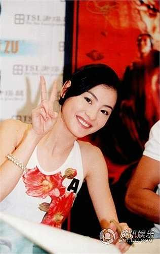 Nữ diễn viên ký tặng người hâm mộ.