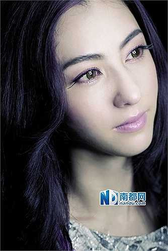 Tháng 11.2001, nữ diễn viên xinh đẹp chính thức lên tiếng hai người không còn bất cứ liên đới. Không lâu sau, Trương Bá Chi tiếp tục nhận được lời mời tham gia nhiều dự án điện ảnh lớn như Chung Vô Diệm, Đội bóng Thiếu Lâm và sau đó là bộ phim của điện ảnh Hàn Quốc mang tên Bạch Lan, giúp đưa danh tiếng của ngôi sao Sư tử Hà Đông ngày một tỏa sáng hơn.