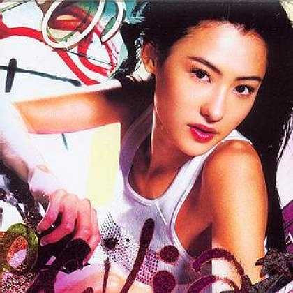 Đặc biệt trong suốt 5 năm quan hệ vợ chồng với Đình Phong gần như cuốn Trương Bá Chi lui vào phía sau và không có bất kỳ sản phẩm phim ảnh nào. Ngay cả sau khi ly hôn, nữ diễn viên vẫn bàng quan với làng giải trí. Chính vì vậy loạt hình ảnh cũ của cô khiến người hâm mộ thêm trân quý.