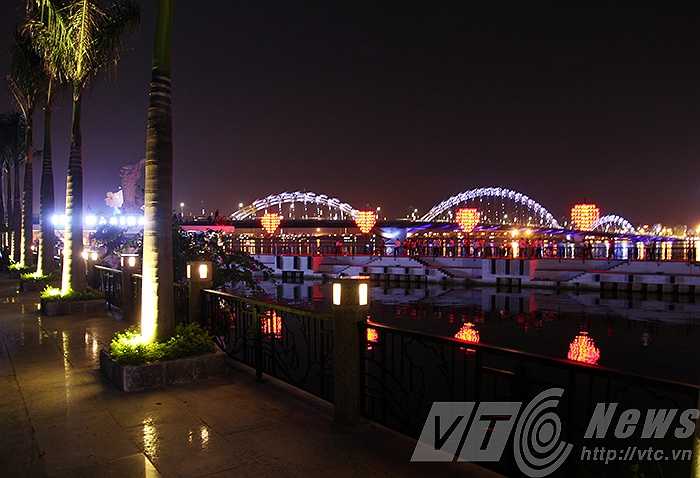 Cầu tàu tình yêu ở Đà Nẵng được xây dựng theo ý tưởng từ những cây cầu treo ổ khóa tình yêu nổi tiếng thế giới như: Pont des Arts (Pháp), Hohenzollern (Đức), Tretriakovsky (Nga) hay Milvio (Ý). Công trình nằm trong khu phức hợp bến du thuyền, tượng cá chép hóa rồng ở bờ đông sông Hàn.