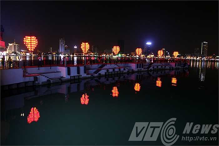 Công trình nằm trong khu phức hợp bến du thuyền, tượng cá chép hóa rồng ở bờ đông sông Hàn.