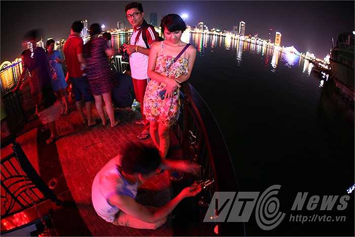 Thêm một cặp đôi thể hiện tình yêu dành cho nhau